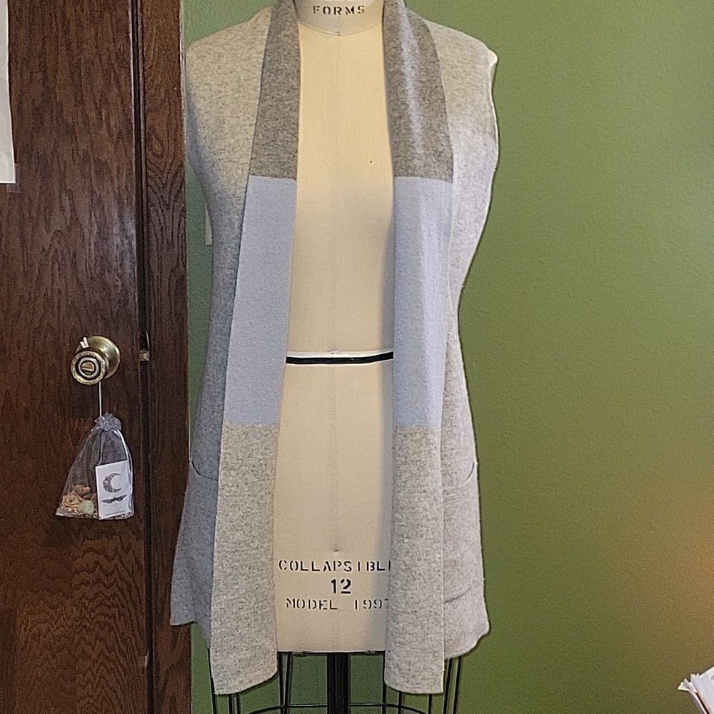 Benedetta B long two-tone vest. Merino wool and cashmere blend. Size S